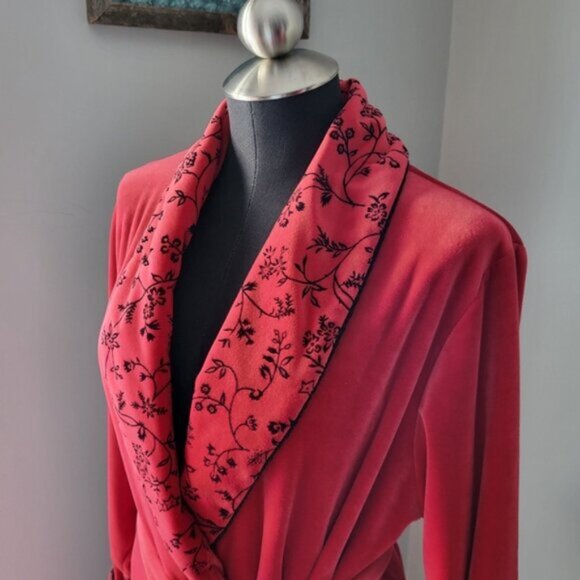 Vintage 90's Velvet Red House coat Size Small - Picture 6 of 16